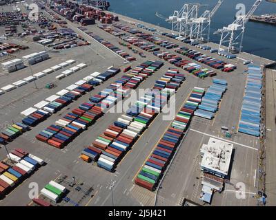 Californie, États-Unis. 23rd avril 2022. (Les éditeurs notent l'image prise par un drone)vue générale du port d'Oakland. Port of the Oakland est l'un des ports maritimes importants de la région de la baie de San Francisco, beaucoup de marchandises partent et arrivent ici. Le port d'Oakland fait beaucoup de chance de carrière pour le résident de la région de la baie. (Photo de Michael Ho Wai Lee/SOPA Images/Sipa USA) crédit: SIPA USA/Alay Live News Banque D'Images