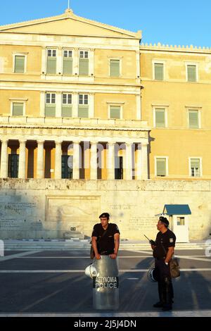 ATHÈNES, GRÈCE - JUIN 26 : policier grec protégeant le Parlement grec le 26 juin 2011 à Athènes, Grèce. Le devant du Parlement grec est le centre des manifestations. Banque D'Images