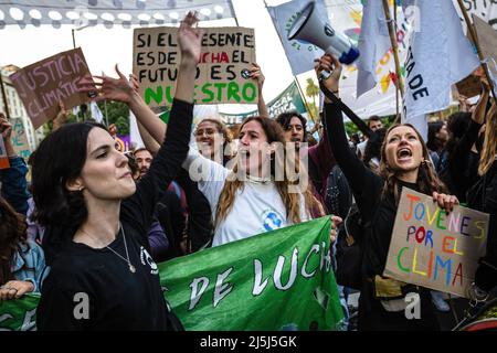 Buenos Aires, Argentine. 22nd avril 2022. Les manifestants tiennent des écriteaux exprimant leur opinion lors de la Marche mondiale pour le climat. Des organisations sociales, environnementales et politiques ont participé à la Marche mondiale pour le climat, à la commémoration de la Journée de la Terre, appelant à des politiques publiques qui encouragent des actions amicales avec la planète et pour le changement des modèles de développement et de production, dans le but de réduire l'impact du changement climatique. Crédit : SOPA Images Limited/Alamy Live News Banque D'Images