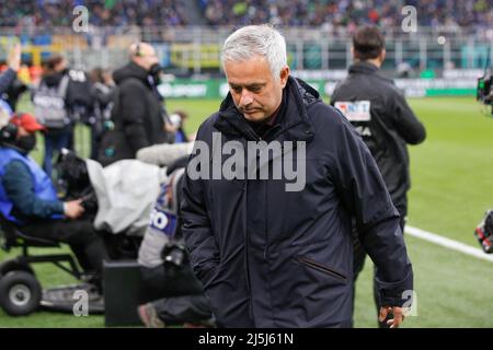 Milan, Italie. 23rd avril 2022. Italie, Milan, avril 23 2022: Jose' Mourinho (responsable Roma) entre sur le terrain et se déplace au banc pendant le match de football FC INTER vs AS ROMA, Serie A 2021-2022 day34 San Siro stade (photo de Fabrizio Andrea Bertani/Pacific Press) crédit: Pacific Press Media production Corp./Alay Live News Banque D'Images