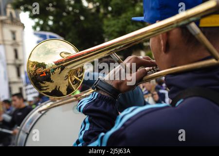 Buenos Aires, Argentine. 22nd avril 2022. Un jeune homme se reflète dans son trombone lorsqu'il participe à la démonstration. Des organisations sociales, environnementales et politiques ont participé à la Marche mondiale pour le climat, à la commémoration de la Journée de la Terre, appelant à des politiques publiques qui encouragent des actions amicales avec la planète et pour le changement des modèles de développement et de production, dans le but de réduire l'impact du changement climatique. (Photo de Nacho Boullosa/SOPA Images/Sipa USA) crédit: SIPA USA/Alay Live News Banque D'Images