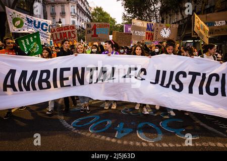 Un groupe de jeunes femmes tient une bannière qui dit «la justice environnementale est la justice sociale» alors qu'ils marchent le long de l'avenue de Mayo vers le Congrès de la Nation Argentine pendant la manifestation. Des organisations sociales, environnementales et politiques ont participé à la Marche mondiale pour le climat, à la commémoration de la Journée de la Terre, appelant à des politiques publiques qui encouragent des actions amicales avec la planète et pour le changement des modèles de développement et de production, dans le but de réduire l'impact du changement climatique. (Photo de Nacho Boullosa/SOPA Images/Sipa USA) Banque D'Images