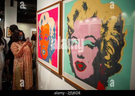 Une femme prend des photos de Marilyn Portfolio à bord du musée le dimanche matin, pendant la fusion du défilé de mode et du spectacle d'art à la Stainless Gallery. Le fondateur de Payal Kapoor, Arushi Arts (principale maison de vente aux enchères internationale menant des ventes aux enchères en direct et en ligne d'art indien moderne et contemporain) et le designer de mode Vandana Malhotra ont célébré la fusion de l'art et de la mode. C'était la première fois qu'un espace de galerie présentait l'art tribal original avec une belle collection de vêtements du printemps 2022 conçu par Vandana Malhotra. Banque D'Images