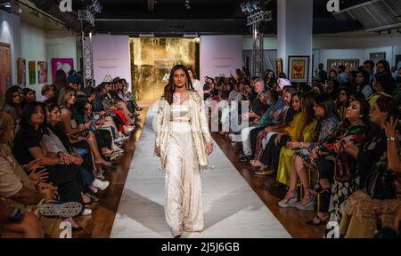 Le mannequin marche sur la rampe présentant la robe de créateur de Vandana Malhotra lors de la fusion de la mode et du spectacle d'art à la Stainless Gallery. Le fondateur de Payal Kapoor, Arushi Arts (principale maison de vente aux enchères internationale menant des ventes aux enchères en direct et en ligne d'art indien moderne et contemporain) et le designer de mode Vandana Malhotra ont célébré la fusion de l'art et de la mode. C'était la première fois qu'un espace de galerie présentait l'art tribal original avec une belle collection de vêtements du printemps 2022 conçu par Vandana Malhotra. (Photo de Pradeep Gaur/SOPA Images/Sipa USA) Banque D'Images