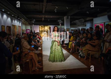 Le mannequin marche sur la rampe présentant la robe de créateur de Vandana Malhotra lors de la fusion de la mode et du spectacle d'art à la Stainless Gallery. Le fondateur de Payal Kapoor, Arushi Arts (principale maison de vente aux enchères internationale menant des ventes aux enchères en direct et en ligne d'art indien moderne et contemporain) et le designer de mode Vandana Malhotra ont célébré la fusion de l'art et de la mode. C'était la première fois qu'un espace de galerie présentait l'art tribal original avec une belle collection de vêtements du printemps 2022 conçu par Vandana Malhotra. (Photo de Pradeep Gaur/SOPA Images/Sipa USA) Banque D'Images