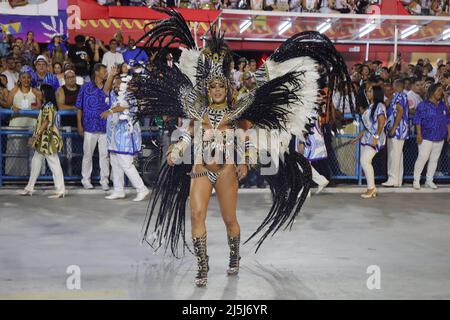 Rio de Janeiro, Brésil . 24th avril 2022. Les membres de l'école Mocidade Independente de Padre Miguel samba se produit lors du défilé du Carnaval de Rio à la Sambadrome marques de Sapucai à Rio de Janeiro, Brésil, en avril 24, 2022 crédit: Brésil photo Press/Alay Live News Banque D'Images