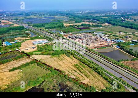 HEFEI, CHINE - 24 AVRIL 2022 - les travailleurs travaillent sur le site de construction d'un projet d'ingénierie d'urgence EPC à Hefei, dans la province d'Anhui, En Chine orientale Banque D'Images