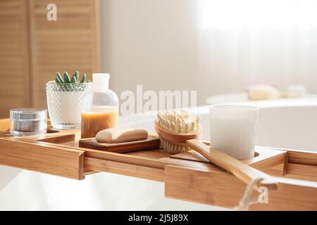 Plateau de bain avec différentes fournitures et produits cosmétiques Banque D'Images