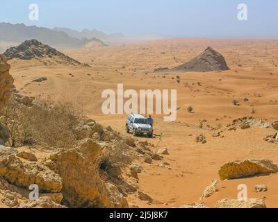 Un chauffeur hors route prend une pause après l'ascension de Jebel (montagne) Maleiha, alias Fossil Rock, dans l'émirat de Sharjah aux Émirats arabes Unis. Banque D'Images