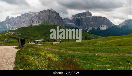 Groupe de montagnes Sella depuis le sentier de randonnée entre Passo Sella et le Col Rodella dans les Dolomites pendant la journée d'été nuageux Banque D'Images