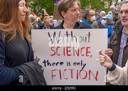 NEW YORK, NEW YORK - AVRIL 23 : un participant porte un panneau qui indique « sans science, il n'y a que de la fiction » tandis que les participants se réunissent pour le mois de mars pour Science NYC le 23 avril 2022 à New York. Plus de 200 manifestants et activistes se rassemblent et se marchaient dans les rues de Midtown Manhattan pour la Marche annuelle pour la Science, qui est la plus grande communauté de défenseurs de la science au monde, s'organisant pour un avenir plus durable et plus juste. En raison de la pandémie de COVID-19 au cours des deux dernières années, la Marche pour la science a été virtuelle. La marche pour la science a lieu chaque année autour de la célébration du jour de la Terre. Banque D'Images
