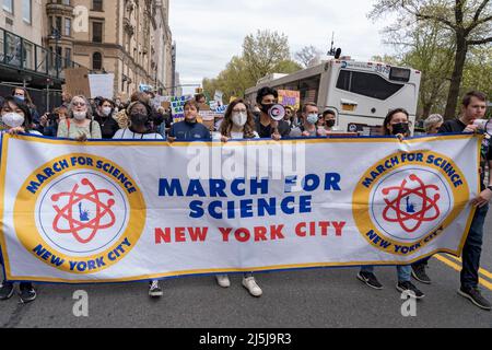 NEW YORK, NEW YORK - AVRIL 23 : des militants et des participants portant des bannières, des panneaux et des drapeaux défilent le long de Central Park West lors de la Marche pour Science NYC le 23 avril 2022 à New York. Plus de 200 manifestants et activistes se rassemblent et se marchaient dans les rues de Midtown Manhattan pour la Marche annuelle pour la Science, qui est la plus grande communauté de défenseurs de la science au monde, s'organisant pour un avenir plus durable et plus juste. En raison de la pandémie de COVID-19 au cours des deux dernières années, la Marche pour la science a été virtuelle. La marche pour la science a lieu chaque année autour de la célébration du jour de la Terre. Banque D'Images