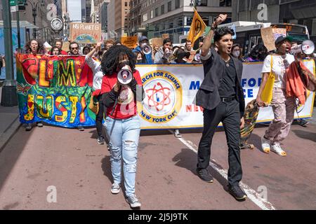 NEW YORK, NEW YORK - 23 AVRIL : les militants et les participants tenant des bannières, des panneaux et des drapeaux défilent sur la Cinquième Avenue pendant la Marche pour Science NYC le 23 avril 2022 à New York. Plus de 200 manifestants et activistes se rassemblent et se marchaient dans les rues de Midtown Manhattan pour la Marche annuelle pour la Science, qui est la plus grande communauté de défenseurs de la science au monde, s'organisant pour un avenir plus durable et plus juste. En raison de la pandémie de COVID-19 au cours des deux dernières années, la Marche pour la science a été virtuelle. La marche pour la science a lieu chaque année autour de la célébration du jour de la Terre. Banque D'Images