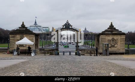 Paysage urbain de Paris du Musée de l'Armée, musée militaire national de France situé aux Invalides, 7th arrondissement de Paris Banque D'Images