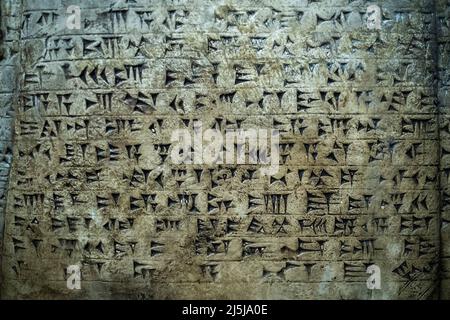 Ancien script d'écriture cuneiform sur le mur. Photo de haute qualité Banque D'Images