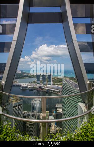 Vue aérienne verticale des gratte-ciels de Marina Bay Sands et du quartier central des affaires de Singapour dans un seul cadre. Asie du Sud-est. 2022 Banque D'Images