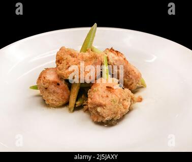 Découpe de saumon à la citronnelle grillée au sel sur un saumon noir isolé. Banque D'Images