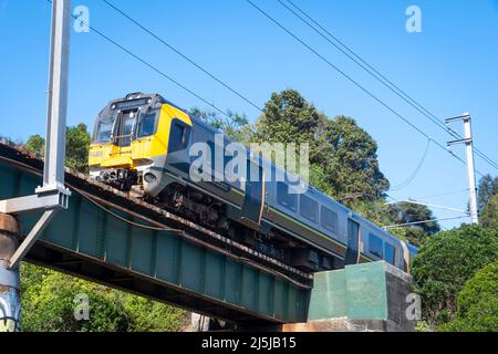 Train de banlieue traversant le pont au-dessus de la rivière Waikanae, district de Kapiti, Île du Nord, Nouvelle-Zélande Banque D'Images