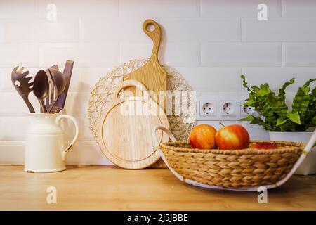 Composition moderne à l'intérieur de la cuisine avec planches à découper, fruits Banque D'Images