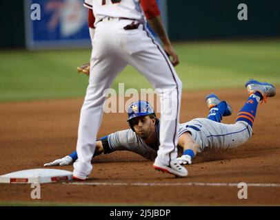 Phoenix, Arizona, États-Unis. 23rd avril 2022. Jeff McNeil (1) des New York mets passe en troisième position avec un triple entre les New York mets et les Arizona Diamondbacks à case Field à Phoenix, Arizona. Michael Cazares/Cal Sport Media. Crédit : csm/Alay Live News Banque D'Images