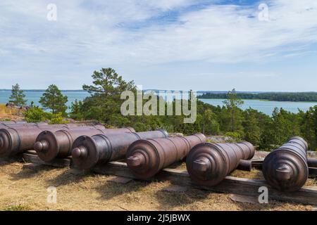 Canons à côté des ruines de la tour Notvik à la forteresse de Bomarsund dans les îles Åland, en Finlande, lors d'une journée ensoleillée en été. Banque D'Images