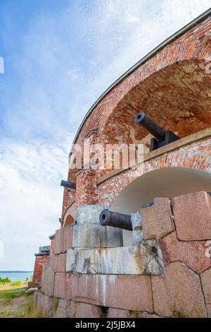 Canons sur les ruines de la tour Notvik à la forteresse de Bomarsund dans les îles Åland, Finlande, un jour ensoleillé en été. Banque D'Images