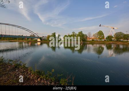 Stuttgart, Allemagne - 22 avril 2022 : festival de printemps (Fühlingsfest) avec manèges et carrousels amusants au bord de la rivière le soir. Allemagne, Stuttgart, Wasen. Banque D'Images