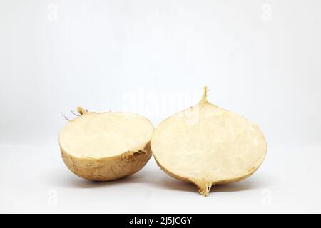 Coupé en tranches et frais entiers jicama cru, navet mexicain, yam haricot, Pachyrhizus erosus ou singkamas isolé dans fond blanc. Banque D'Images