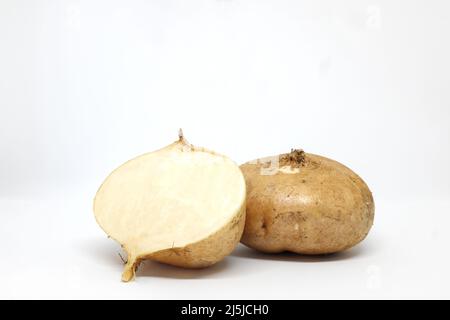 Coupé en tranches et frais entiers jicama cru, navet mexicain, yam haricot, Pachyrhizus erosus ou singkamas isolé dans fond blanc. Banque D'Images