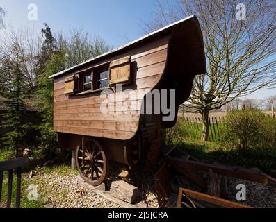 Kienitz, Allemagne. 12th avril 2022. Le chariot du berger historique 'Schäfers Ruh' est situé sur le terrain de l''Erlenhof. La ferme de vacances de Barbara Brunat dans le Moyen Oderbruch offre d'avril à octobre des vacances proches de la nature sur une zone spacieuse et des séjours d'une nuit dans six bernaches et dans une cabane en rondins. Un maximum de 15 personnes peuvent trouver un endroit pour dormir sur la ferme, et il n'y a ni TV ni radio dans les wagons et la cabine. (À dpa: 'Schäferstündchen im Schäferwagen' im Oderbruch') Credit: Soeren Stache/dpa/Alay Live News Banque D'Images