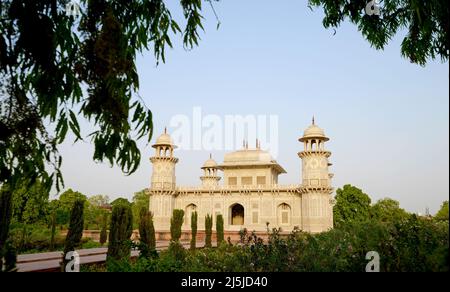 Tombe d'Itimad-ud-Daulah monumentale architecture mughole – principalement construite en grès rouge avec des décorations en marbre Banque D'Images