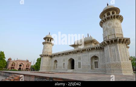 Tombe d'Itimad-ud-Daulah monumentale architecture mughole – principalement construite en grès rouge avec des décorations en marbre Banque D'Images