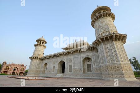 Tombe d'Itimad-ud-Daulah monumentale architecture mughole – principalement construite en grès rouge avec des décorations en marbre Banque D'Images