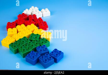 Blocs de construction en plastique sur fond bleu Banque D'Images