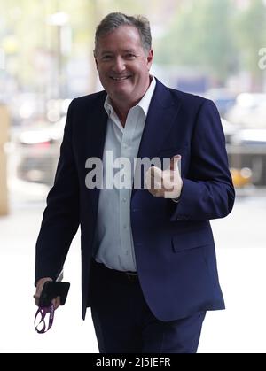 Piers Morgan arrive à la BBC Broadcasting House à Londres, pour apparaître sur le programme d'affaires courantes de BBC One, dimanche matin sous l'égide de Sophie Raworth. Date de la photo: Dimanche 24 avril 2022. Banque D'Images