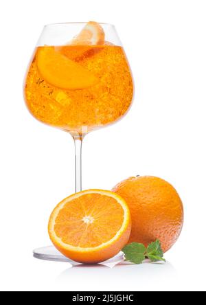 Cocktail estival de spitz avec glace et tranche d'orange dans un verre à vin sur fond blanc avec oranges fraîches et feuilles de menthe. Banque D'Images