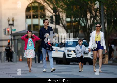 Washington, États-Unis. 23rd avril 2022. Les touristes et les visiteurs passent leur week-end sur Pennsylvania Ave devant la Maison Blanche à Washington, DC, les États-Unis, le 23 avril 2022. Credit: Ting Shen/Xinhua/Alay Live News Banque D'Images