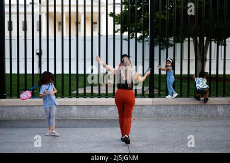 Washington, États-Unis. 23rd avril 2022. Les touristes et les visiteurs passent leur week-end sur Pennsylvania Ave devant la Maison Blanche à Washington, DC, les États-Unis, le 23 avril 2022. Credit: Ting Shen/Xinhua/Alay Live News Banque D'Images