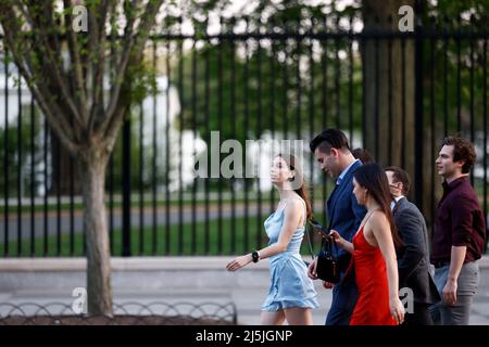 Washington, États-Unis. 23rd avril 2022. Les touristes et les visiteurs passent leur week-end sur Pennsylvania Ave devant la Maison Blanche à Washington, DC, les États-Unis, le 23 avril 2022. Credit: Ting Shen/Xinhua/Alay Live News Banque D'Images