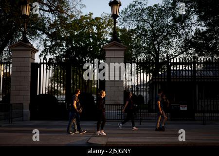Washington, États-Unis. 23rd avril 2022. Les touristes et les visiteurs passent leur week-end sur Pennsylvania Ave devant la Maison Blanche à Washington, DC, les États-Unis, le 23 avril 2022. Credit: Ting Shen/Xinhua/Alay Live News Banque D'Images