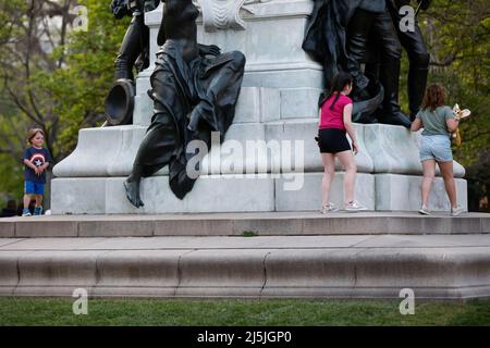 Washington, États-Unis. 23rd avril 2022. Les touristes et les visiteurs passent leur week-end sur Pennsylvania Ave devant la Maison Blanche à Washington, DC, les États-Unis, le 23 avril 2022. Credit: Ting Shen/Xinhua/Alay Live News Banque D'Images