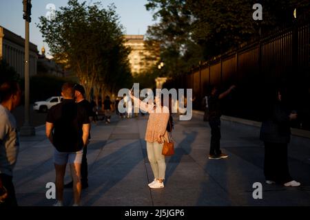 Washington, États-Unis. 23rd avril 2022. Les touristes et les visiteurs passent leur week-end sur Pennsylvania Ave devant la Maison Blanche à Washington, DC, les États-Unis, le 23 avril 2022. Credit: Ting Shen/Xinhua/Alay Live News Banque D'Images