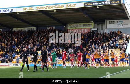 Mansfield, Royaume-Uni. 23rd avril 2022. Vue générale pendant que les équipes arrivent sur le terrain pendant le match EFL League Two entre Mansfield Town et Crawley Town au One Call Stadium. Credit: James Boardman / Alamy Live News Banque D'Images