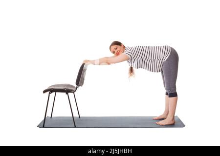 Femme enceinte faisant du yoga asana Uttanasana Banque D'Images