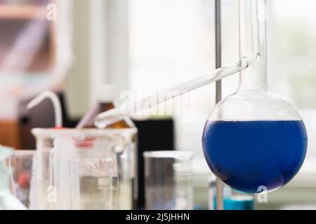 Gros plan d'un flacon de riposte rempli d'une substance bleue dans un laboratoire Banque D'Images