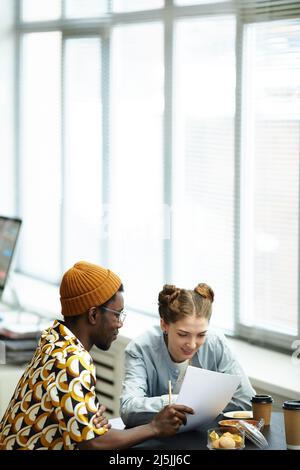 Portrait minimal de jeunes entrepreneurs créatifs dans les réunions d'affaires ensemble, espace de copie Banque D'Images