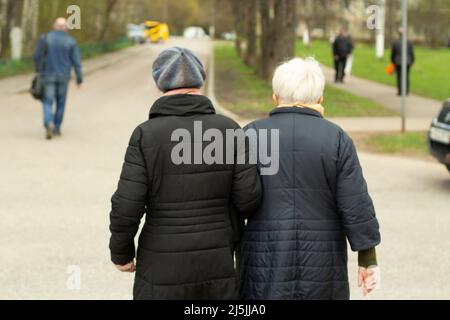 Retraités en Russie. Les femmes descendent dans la rue. Les grands-mères marchent sur la route. Les gens dans la rue de Moscou. Banque D'Images