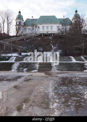 Escaliers et château d'Ujazdow dans le parc de bains à Varsovie capitale européenne de la Pologne, la voïvodie de Masovian en 2019 froid jour d'hiver le février - vertical Banque D'Images