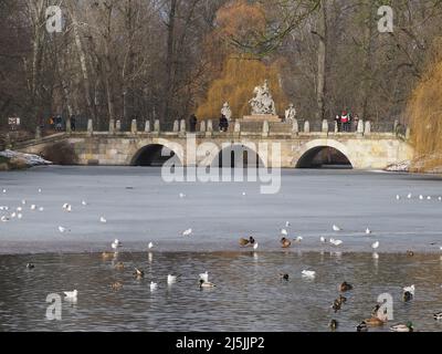 Pont de Stony au parc de bains dans la ville européenne de Varsovie en Pologne à la voïvodie de Masovian en 2019 froid jour d'hiver le février. Banque D'Images