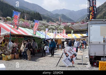 village achi, nagano, japon, 2022/23/04 , stands de nourriture de rue au village d'Achi-mura à Nagano. C'est l'un des meilleurs endroits pour voir des fleurs de pêche. ACHI Banque D'Images